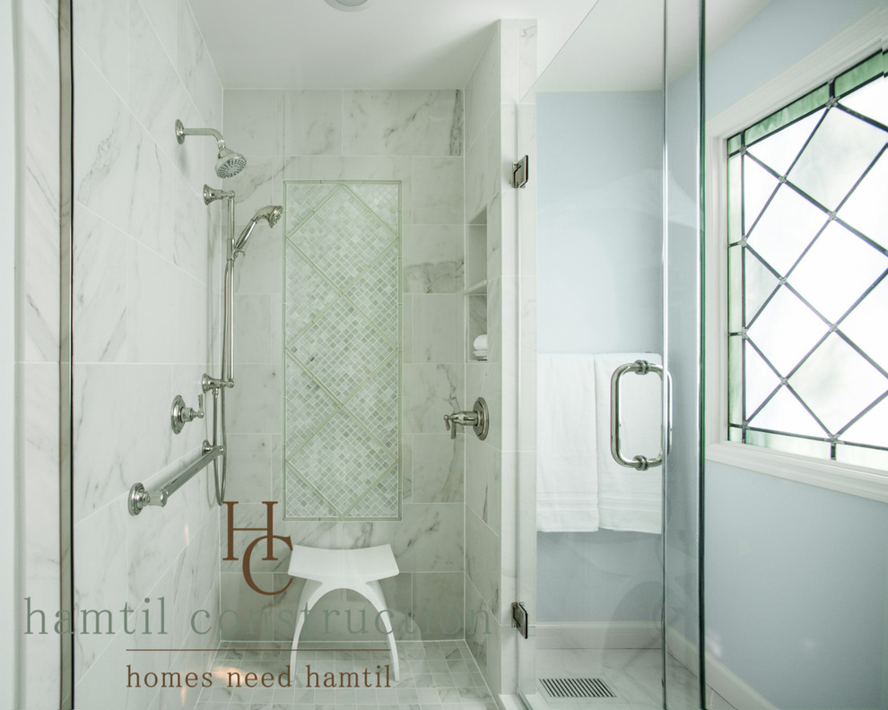 Idéer för ett stort klassiskt en-suite badrum, med luckor med upphöjd panel, vita skåp, en hörndusch, en toalettstol med separat cisternkåpa, vit kakel, marmorkakel, blå väggar, marmorgolv, ett undermonterad handfat, marmorbänkskiva och dusch med gångjärnsdörr