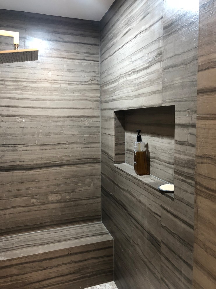 Foto di una stanza da bagno padronale contemporanea di medie dimensioni con doccia alcova, pareti bianche, pavimento con piastrelle di ciottoli, pavimento beige e porta doccia a battente