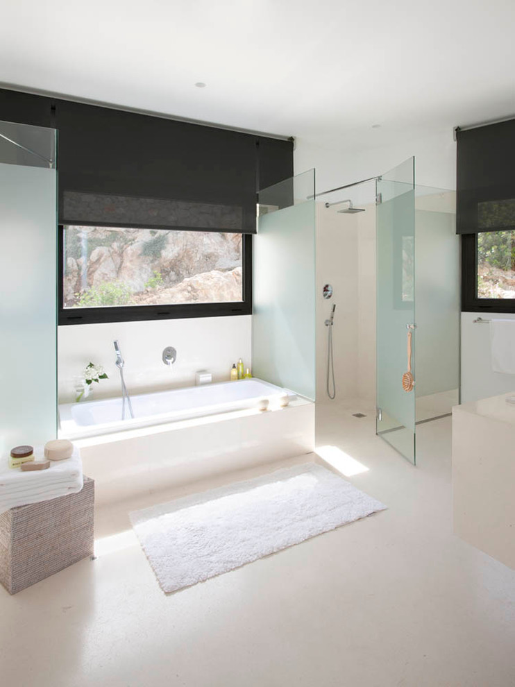 Источник вдохновения для домашнего уюта: большая главная ванная комната в современном стиле с накладной ванной, душем без бортиков и монолитной раковиной