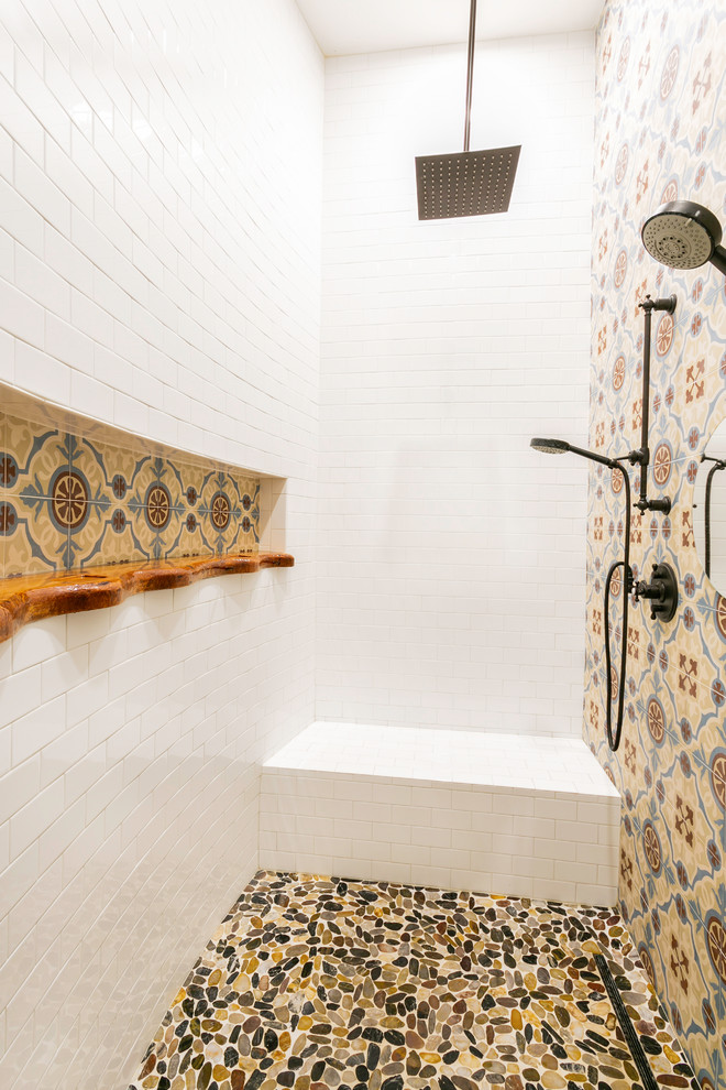 Großes Mediterranes Badezimmer En Suite mit Schrankfronten im Shaker-Stil in Charleston
