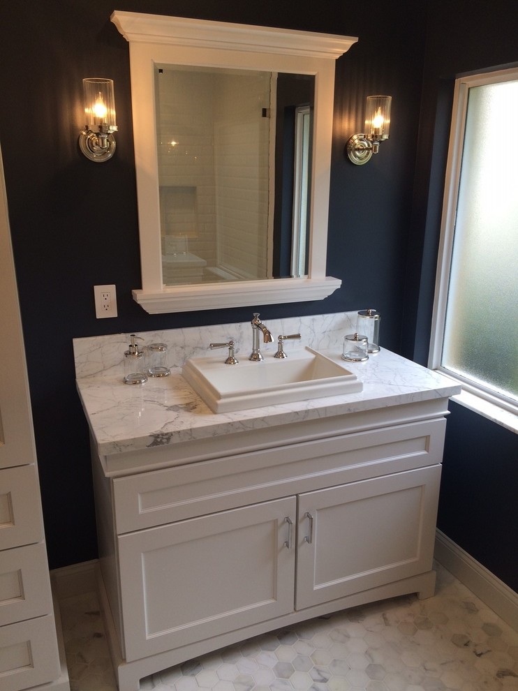 Foto di una stanza da bagno padronale minimal con ante in stile shaker, ante bianche, pareti blu, pavimento in marmo, top in marmo e pavimento bianco