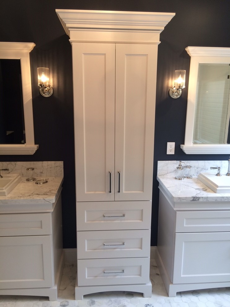 Imagen de cuarto de baño principal contemporáneo con armarios estilo shaker, puertas de armario blancas, paredes azules, suelo de mármol, encimera de mármol y suelo blanco