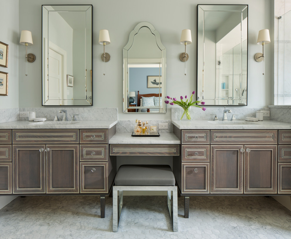 Foto di una stanza da bagno chic con ante con riquadro incassato, ante in legno bruno, pareti grigie, lavabo sottopiano, pavimento grigio e top bianco