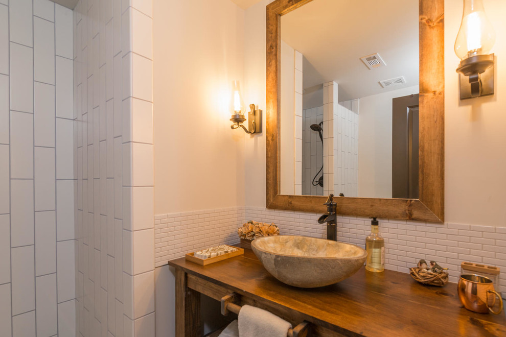 Mittelgroßes Uriges Badezimmer mit offenen Schränken, hellbraunen Holzschränken, Metrofliesen, weißer Wandfarbe, Aufsatzwaschbecken und Waschtisch aus Holz in Atlanta