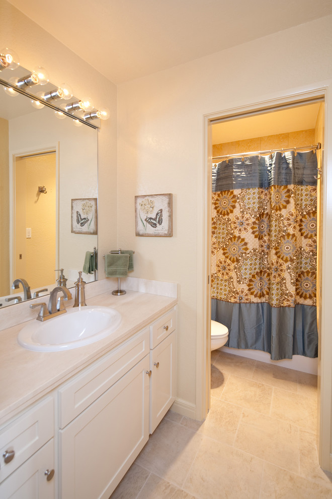 Klassisches Badezimmer mit Einbauwaschbecken, Schrankfronten im Shaker-Stil, weißen Schränken, Einbaubadewanne, Duschbadewanne und beiger Wandfarbe in Santa Barbara