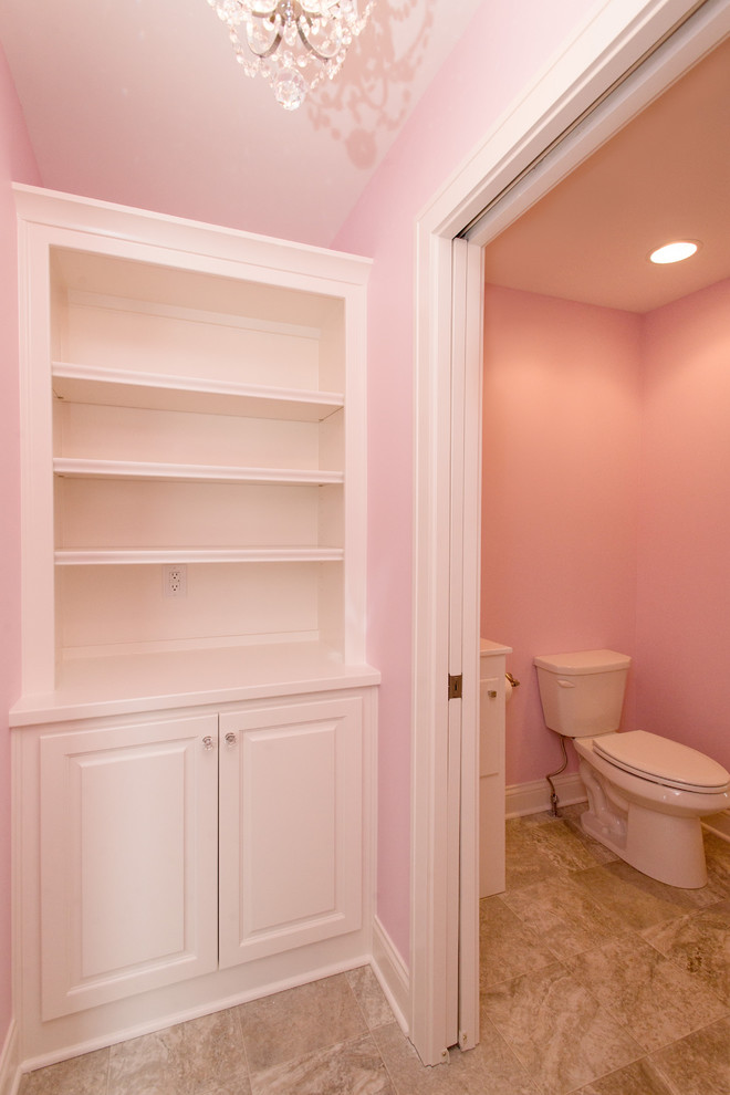 インディアナポリスにある中くらいなトランジショナルスタイルのおしゃれな子供用バスルーム (アンダーカウンター洗面器、インセット扉のキャビネット、白いキャビネット、分離型トイレ、ベージュのタイル、セラミックタイル、ピンクの壁、セラミックタイルの床、ラミネートカウンター) の写真