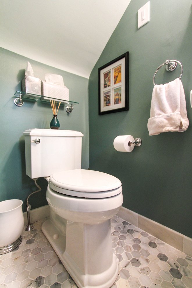 Foto på ett litet vintage vit toalett, med en toalettstol med separat cisternkåpa, vit kakel, tunnelbanekakel, grå väggar, marmorgolv, ett piedestal handfat och grått golv