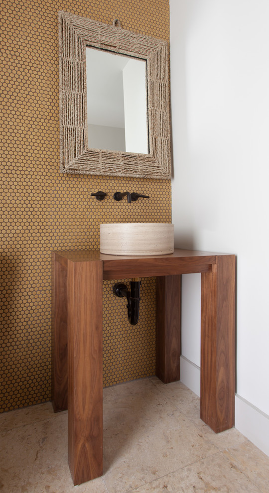Aménagement d'une petite salle de bain éclectique avec WC à poser, un carrelage marron, des carreaux de céramique, un sol en travertin, une vasque et un plan de toilette en bois.
