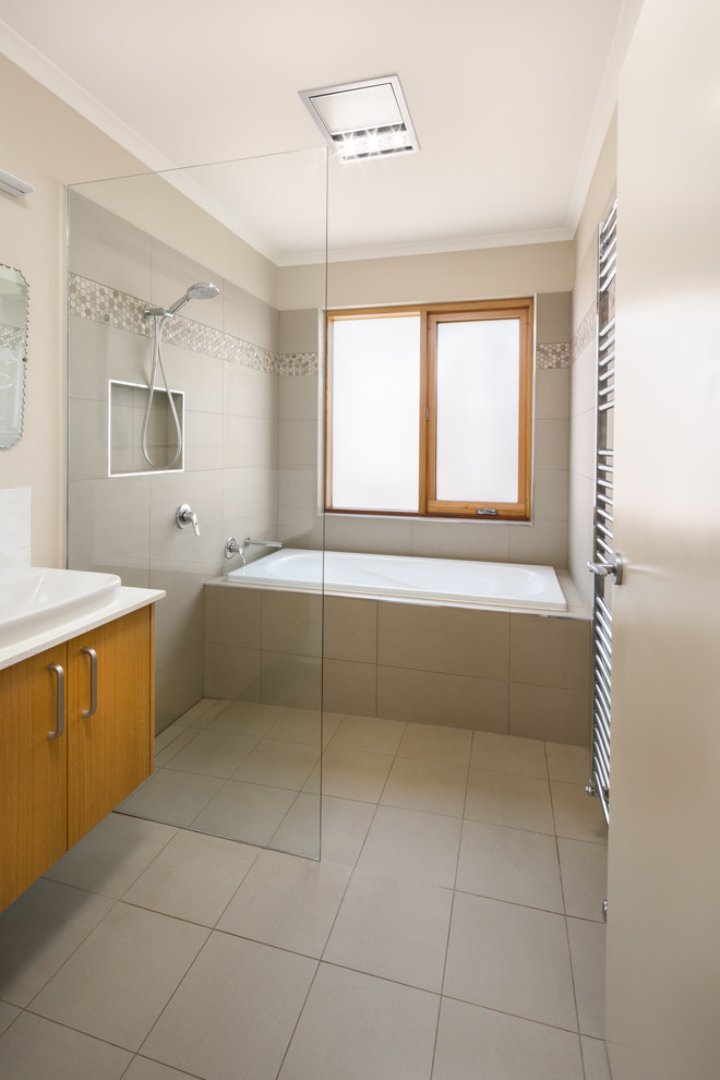 Exempel på ett mellanstort modernt vit vitt en-suite badrum, med skåp i ljust trä, ett platsbyggt badkar, beige kakel, bänkskiva i kvarts, med dusch som är öppen, släta luckor, våtrum, cementkakel, beige väggar, cementgolv, ett nedsänkt handfat och beiget golv