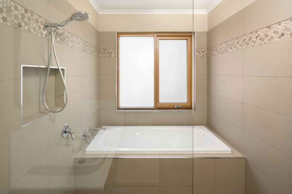 Idéer för att renovera ett mellanstort funkis vit vitt badrum, med skåp i ljust trä, ett platsbyggt badkar, en öppen dusch, beige kakel, bänkskiva i kvarts och med dusch som är öppen
