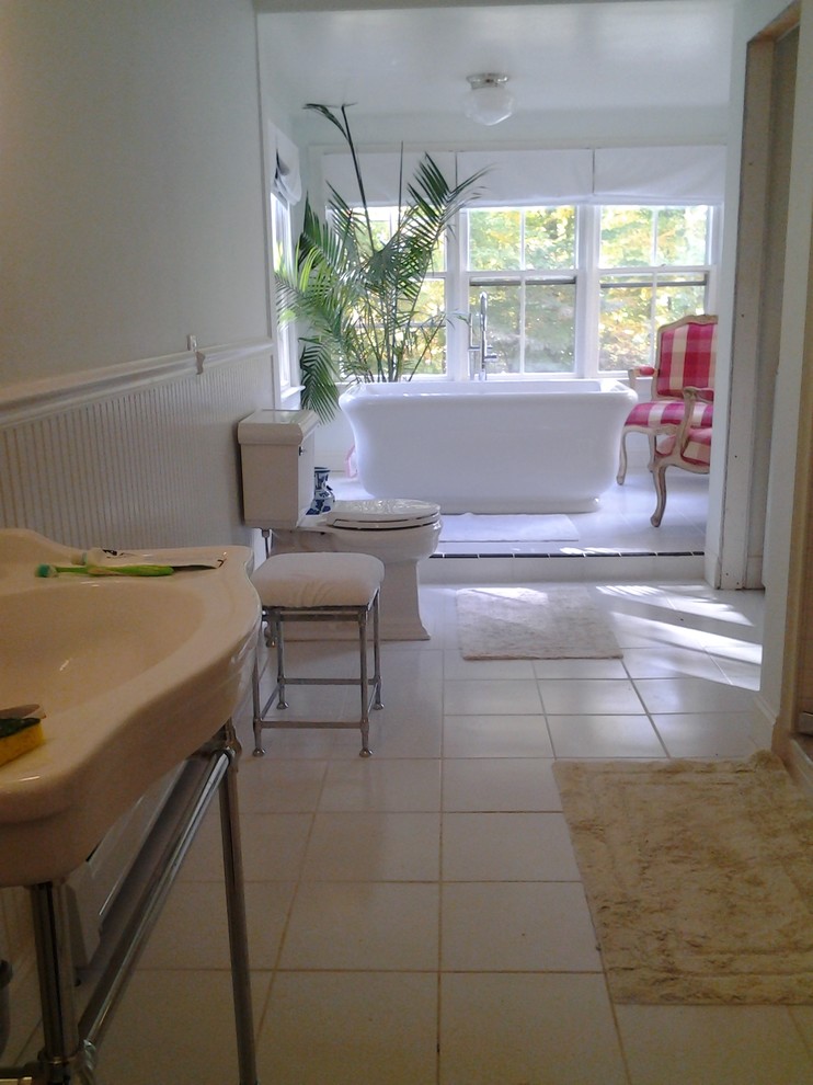 Aménagement d'une grande salle de bain principale campagne avec un plan vasque, une baignoire indépendante, une douche double, WC à poser, un carrelage blanc, des carreaux de céramique, un mur blanc et un sol en carrelage de céramique.