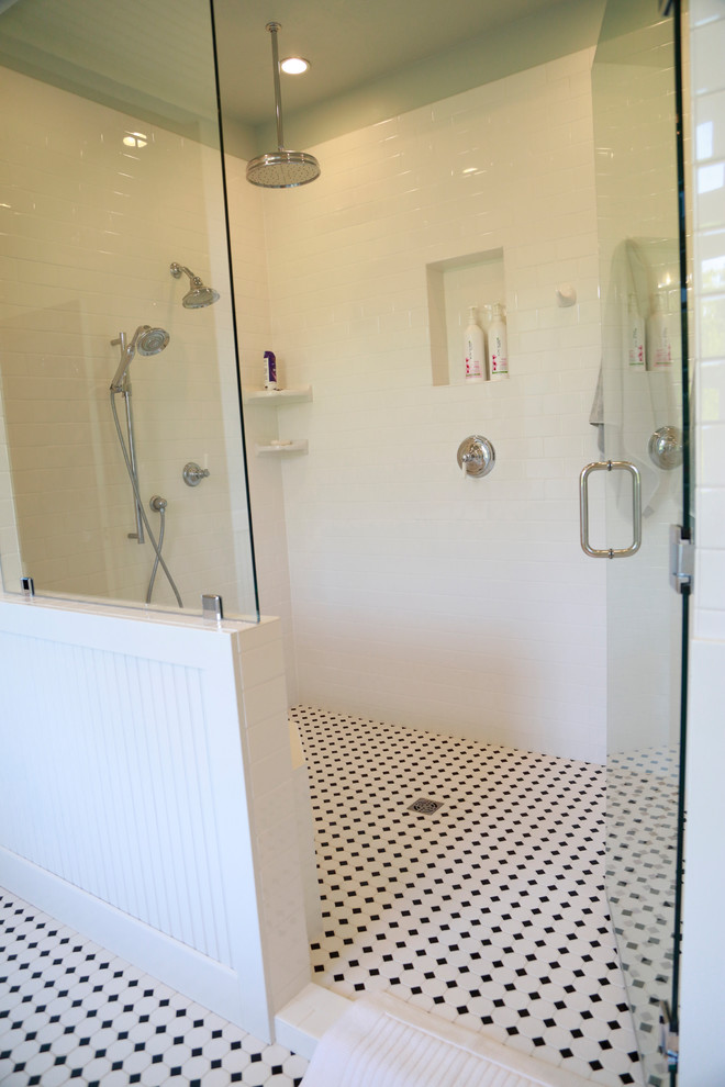 Country Badezimmer mit Duschnische, weißen Fliesen, Metrofliesen, weißer Wandfarbe, Porzellan-Bodenfliesen, buntem Boden und Falttür-Duschabtrennung in Sonstige