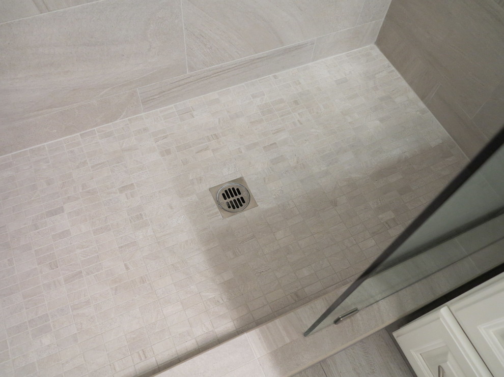 Exempel på ett litet klassiskt badrum med dusch, med ett undermonterad handfat, luckor med upphöjd panel, vita skåp, granitbänkskiva, en dusch i en alkov, beige kakel, porslinskakel, vita väggar och klinkergolv i porslin