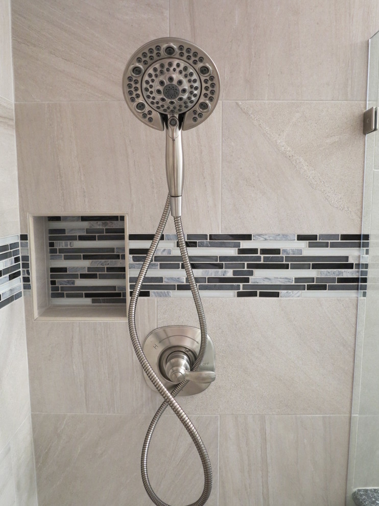 Idéer för små vintage badrum med dusch, med ett undermonterad handfat, luckor med upphöjd panel, vita skåp, granitbänkskiva, en dusch i en alkov, beige kakel, porslinskakel, vita väggar och klinkergolv i porslin