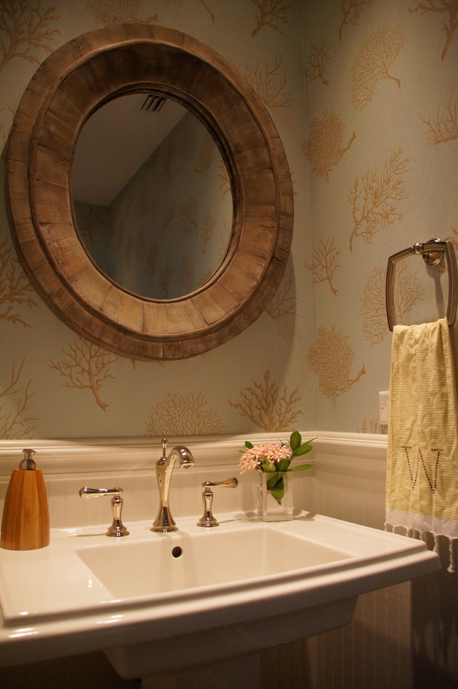 Foto di una piccola stanza da bagno con doccia stile marino con lavabo a colonna, top in superficie solida e pareti multicolore