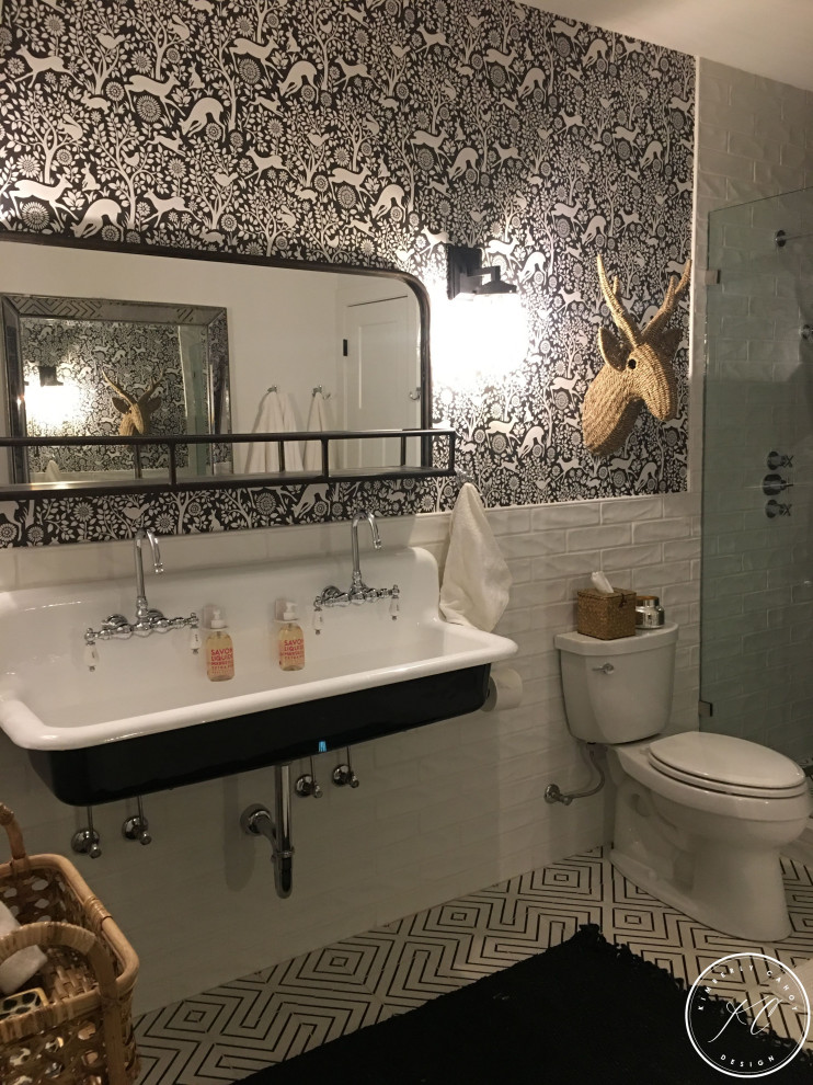 Inspiration för ett litet eklektiskt badrum med dusch, med en dusch i en alkov, en toalettstol med separat cisternkåpa, vit kakel, porslinskakel, vita väggar, cementgolv, ett avlångt handfat, vitt golv och dusch med gångjärnsdörr