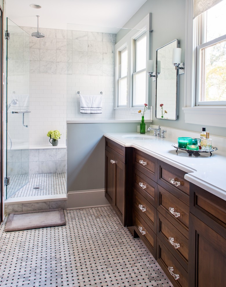 На фото: ванная комната в классическом стиле с серыми стенами, мраморным полом, столешницей из кварцита и душем над ванной с