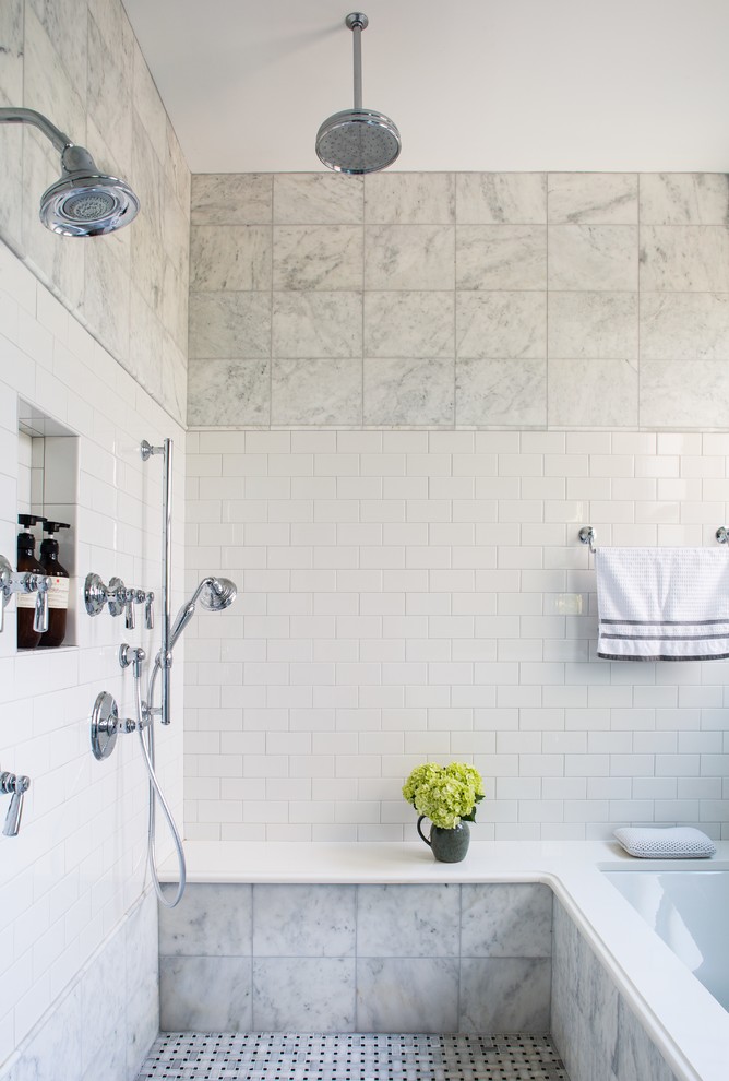 Esempio di una stanza da bagno chic con vasca/doccia, pareti grigie, pavimento in marmo e top in quarzite
