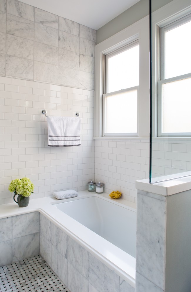 Foto di una stanza da bagno chic con vasca/doccia, pareti grigie, pavimento in marmo e top in quarzite