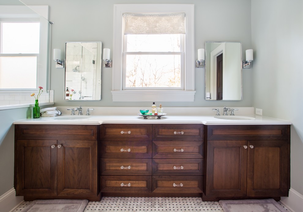 Immagine di una stanza da bagno tradizionale con vasca/doccia, pareti grigie, pavimento in marmo e top in quarzite