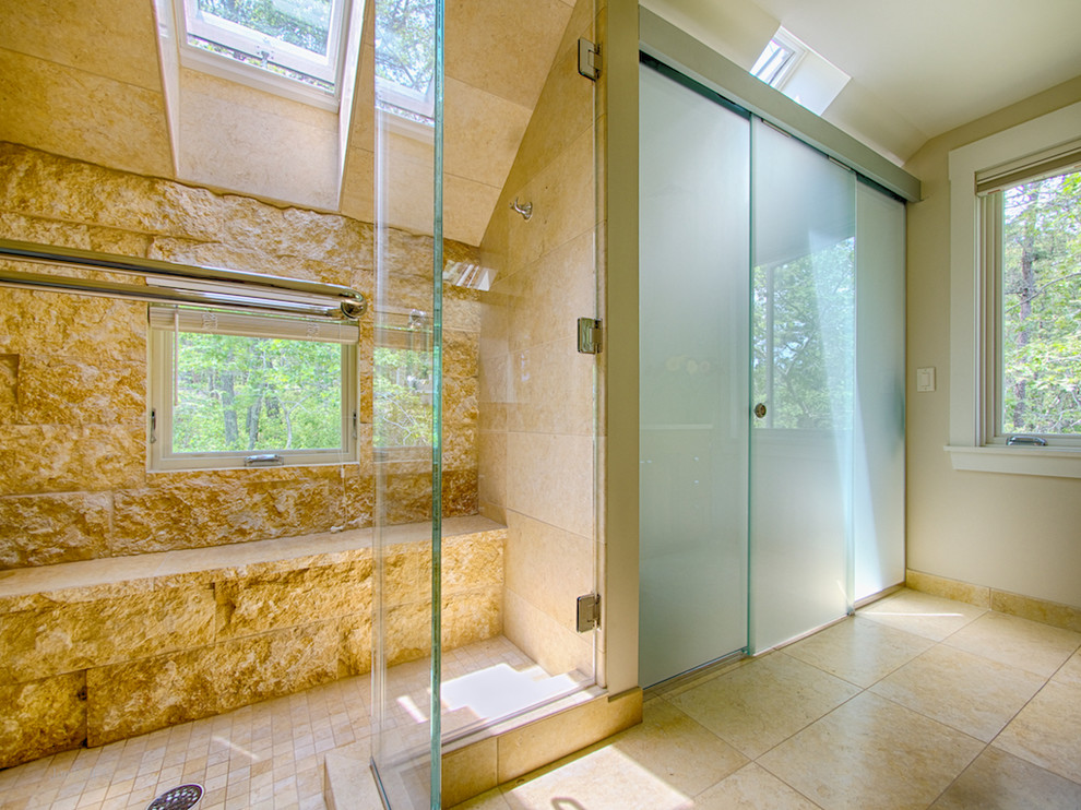 Источник вдохновения для домашнего уюта: главная ванная комната в морском стиле с фасадами в стиле шейкер, фасадами цвета дерева среднего тона, душем в нише и бежевыми стенами