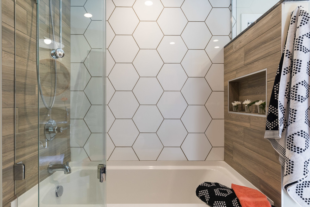 Idéer för ett mellanstort minimalistiskt badrum, med ett badkar i en alkov, en dusch i en alkov, vit kakel, gula väggar, klinkergolv i porslin och ett konsol handfat