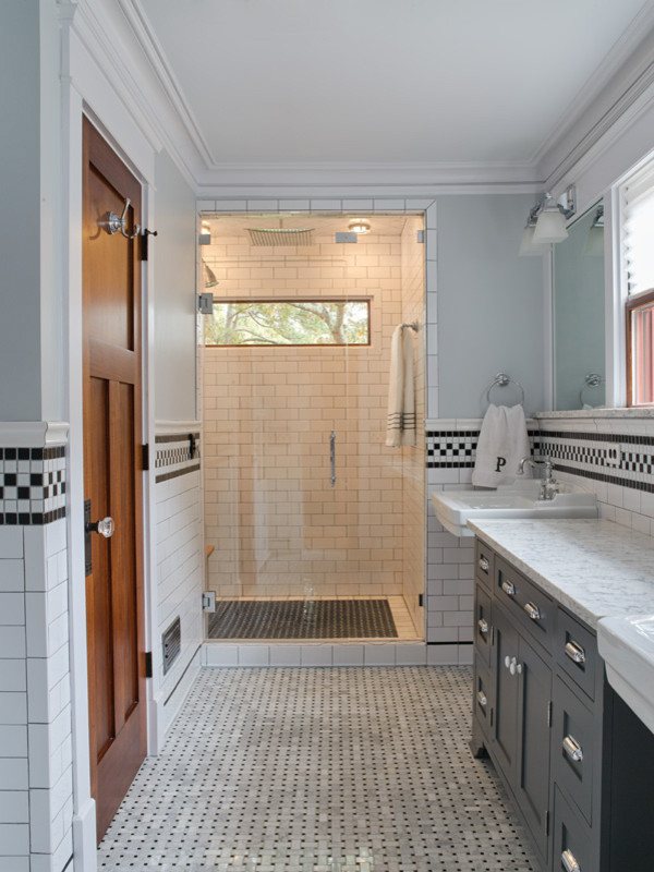 На фото: большая главная ванная комната в стиле кантри с фасадами островного типа, серыми фасадами, душем в нише, черно-белой плиткой, плиткой кабанчик, серыми стенами, полом из керамогранита, раковиной с пьедесталом, мраморной столешницей, разноцветным полом, душем с распашными дверями, разноцветной столешницей, сиденьем для душа, тумбой под две раковины и напольной тумбой с