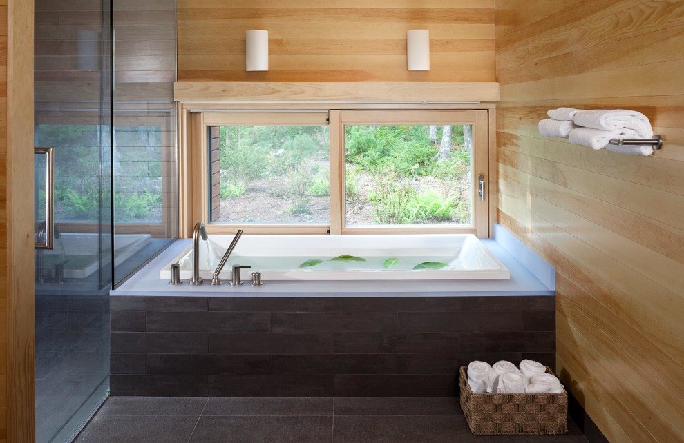 Ejemplo de cuarto de baño contemporáneo con bañera encastrada
