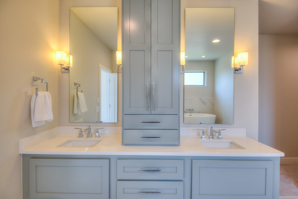 Идея дизайна: ванная комната в стиле неоклассика (современная классика) с фасадами в стиле шейкер, серыми фасадами, столешницей из искусственного кварца и серой столешницей