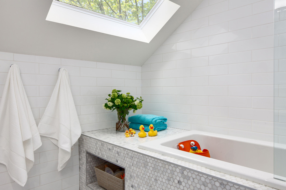 Modelo de cuarto de baño infantil clásico renovado de tamaño medio con baldosas y/o azulejos en mosaico, bañera empotrada, ducha empotrada, baldosas y/o azulejos grises, baldosas y/o azulejos blancos y paredes blancas