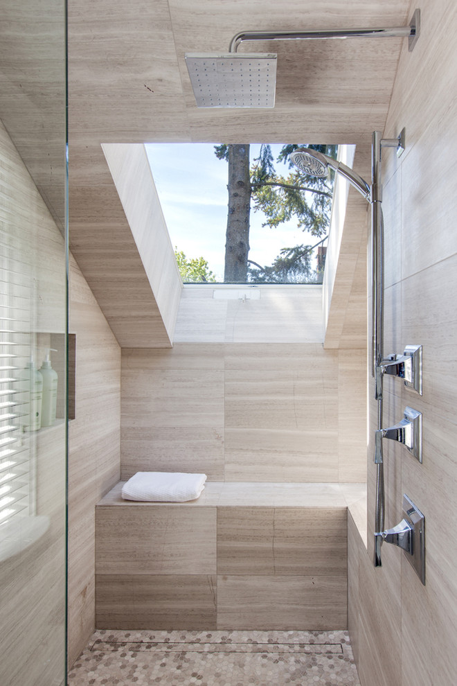 Inspiration pour une douche en alcôve traditionnelle de taille moyenne avec un lavabo encastré, un placard à porte shaker, des portes de placard bleues, une baignoire en alcôve, un carrelage blanc, mosaïque et un mur gris.