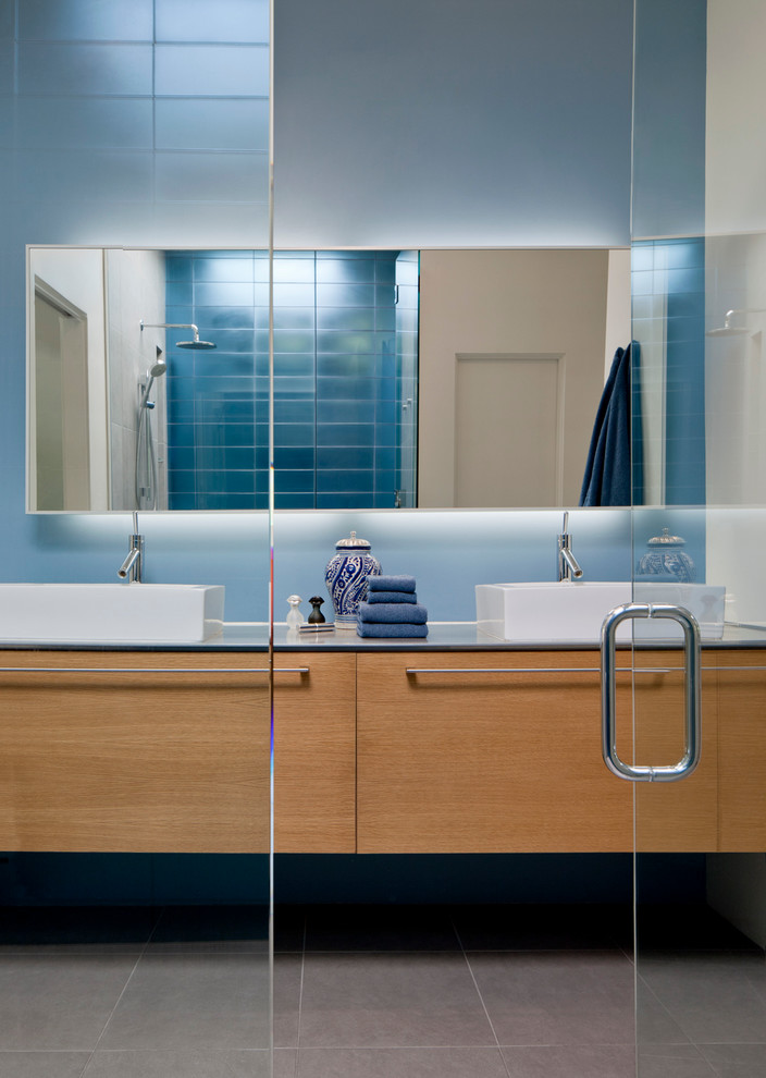 Источник вдохновения для домашнего уюта: ванная комната в современном стиле с плоскими фасадами, светлыми деревянными фасадами, душем в нише, синими стенами и полом из керамической плитки