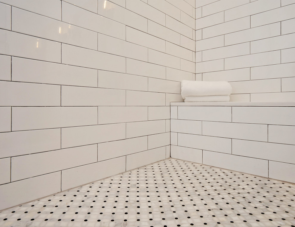 Idées déco pour une salle de bain principale classique de taille moyenne avec un placard avec porte à panneau encastré, des portes de placard blanches, une douche double, un carrelage gris, des carreaux de céramique, un mur blanc, un sol en marbre, un lavabo encastré, un plan de toilette en quartz modifié, un sol gris, une cabine de douche à porte battante et un plan de toilette blanc.