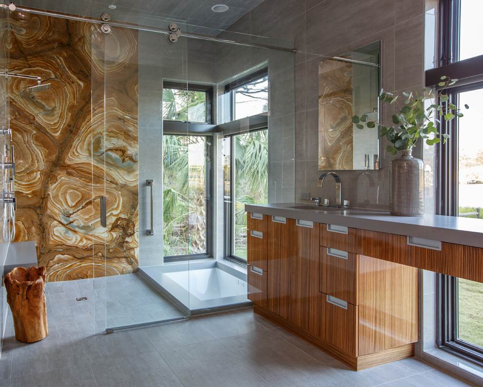 Inspiration för stora moderna en-suite badrum, med våtrum, grå kakel, porslinskakel, klinkergolv i porslin, grått golv och dusch med skjutdörr