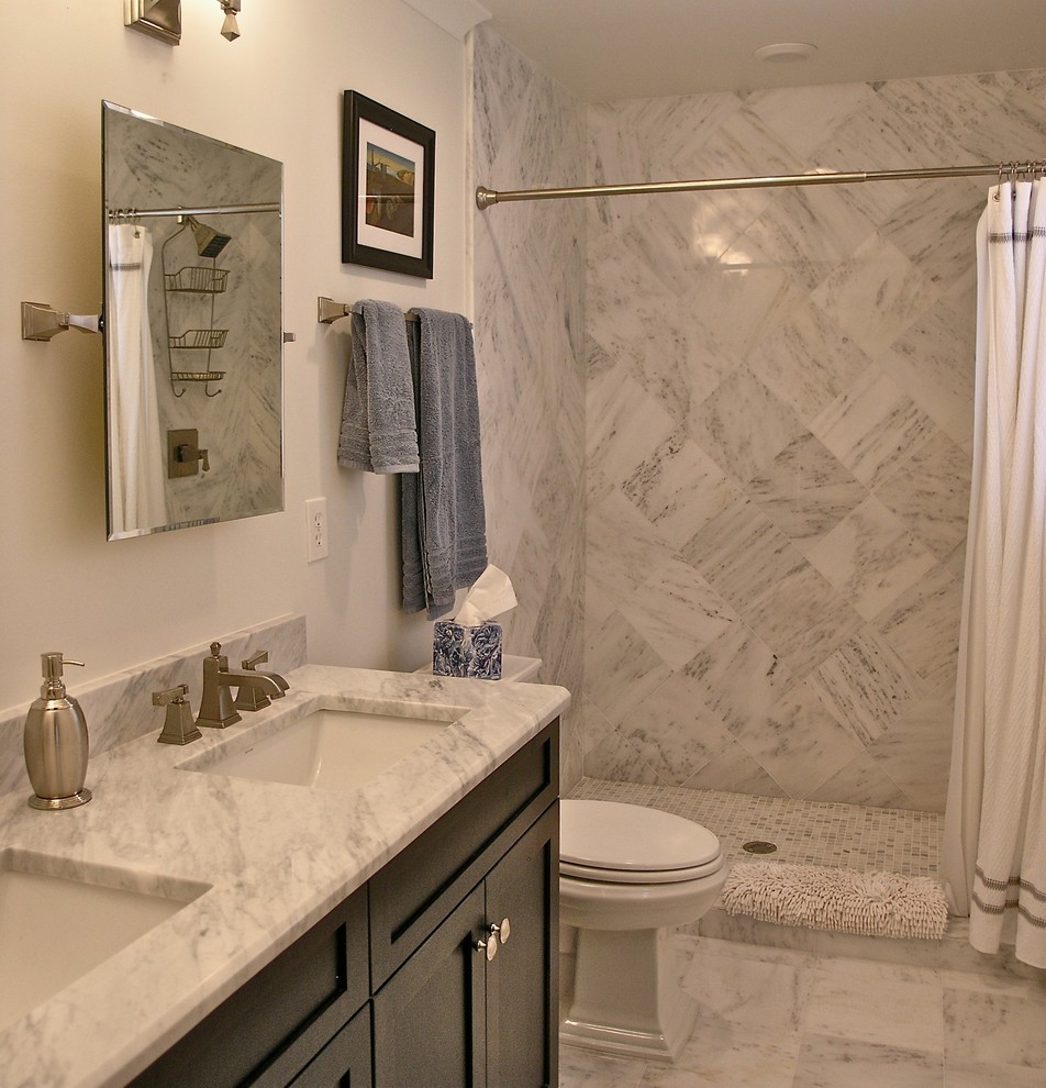 Стильный дизайн: большая главная ванная комната в стиле неоклассика (современная классика) с фасадами в стиле шейкер, темными деревянными фасадами, душем в нише, раздельным унитазом, белой плиткой, мраморной плиткой, белыми стенами, мраморным полом, врезной раковиной, мраморной столешницей, белым полом и шторкой для ванной - последний тренд