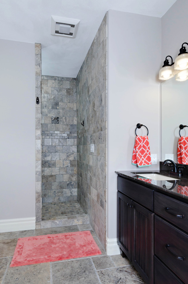 Foto på ett stort vintage en-suite badrum, med luckor med infälld panel, svarta skåp, en öppen dusch, grå kakel, stenkakel, grå väggar, klinkergolv i porslin, ett undermonterad handfat, marmorbänkskiva, flerfärgat golv och med dusch som är öppen