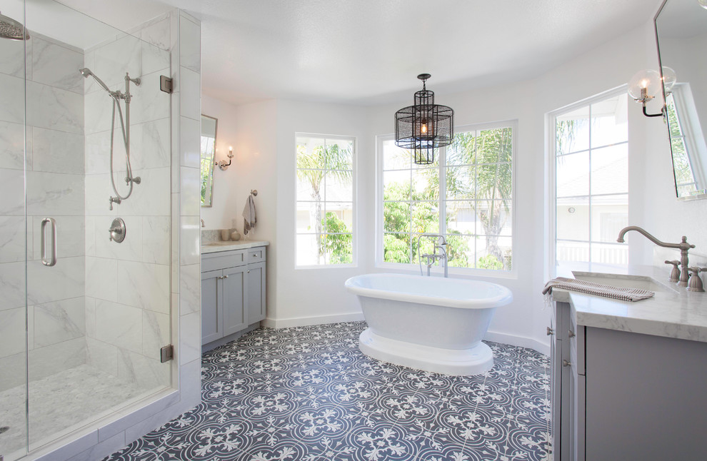 Inspiration för maritima en-suite badrum, med skåp i shakerstil, grå skåp, ett fristående badkar, en dusch i en alkov, vita väggar, ett undermonterad handfat och grått golv