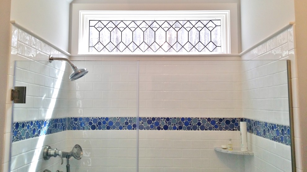 Ejemplo de cuarto de baño clásico grande con ducha empotrada, baldosas y/o azulejos blancos, baldosas y/o azulejos de cerámica y ducha con puerta con bisagras