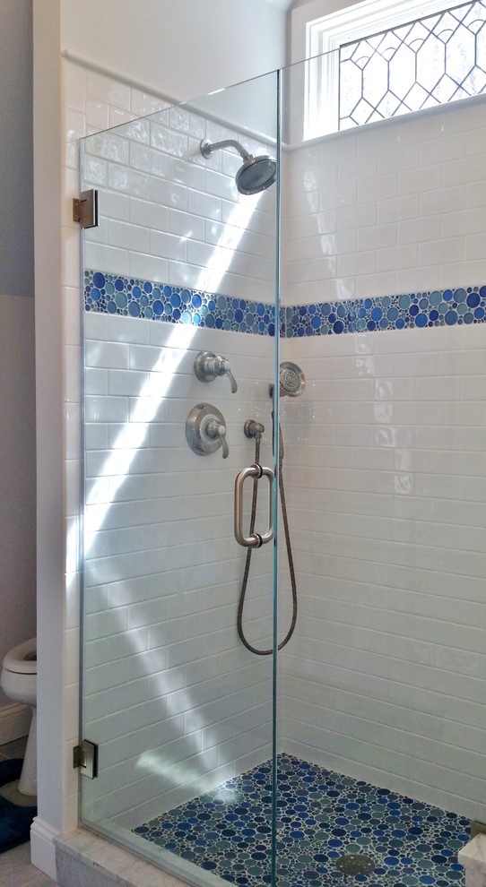 Großes Klassisches Badezimmer mit Duschnische, weißen Fliesen, Keramikfliesen, Mosaik-Bodenfliesen, blauem Boden und Falttür-Duschabtrennung in New York