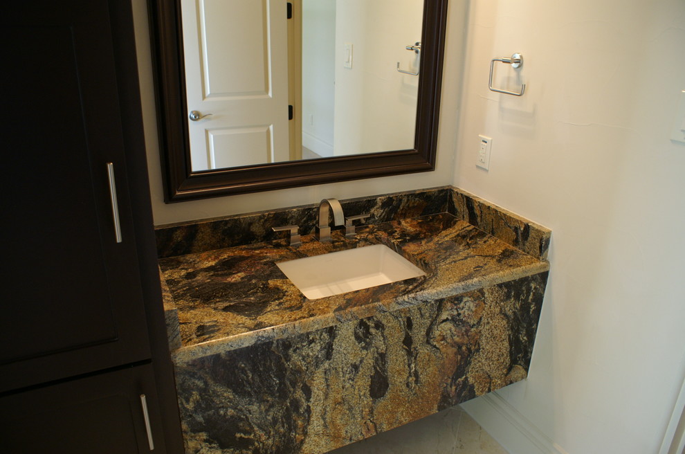 Inredning av ett medelhavsstil stort badrum med dusch, med släta luckor, skåp i mörkt trä, svarta väggar, kalkstensgolv, ett undermonterad handfat och granitbänkskiva