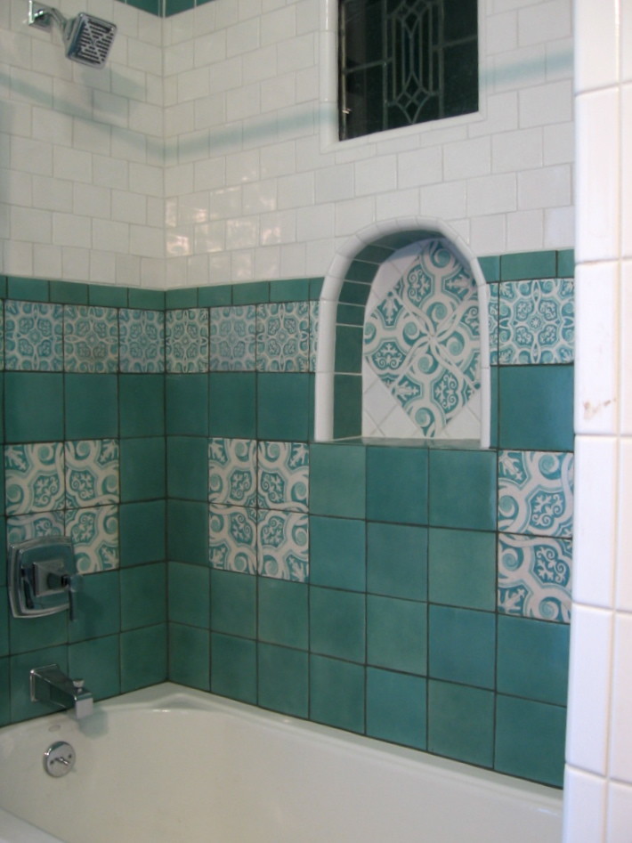 Mittelgroßes Mediterranes Duschbad mit Badewanne in Nische, Duschbadewanne, Toilette mit Aufsatzspülkasten, blauen Fliesen, weißen Fliesen und Keramikfliesen in Los Angeles