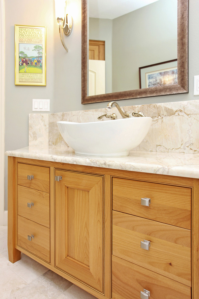 Exemple d'une salle de bain principale chic en bois clair avec un placard à porte affleurante, un carrelage blanc, un carrelage de pierre, un mur gris, un sol en marbre, une vasque et un plan de toilette en marbre.