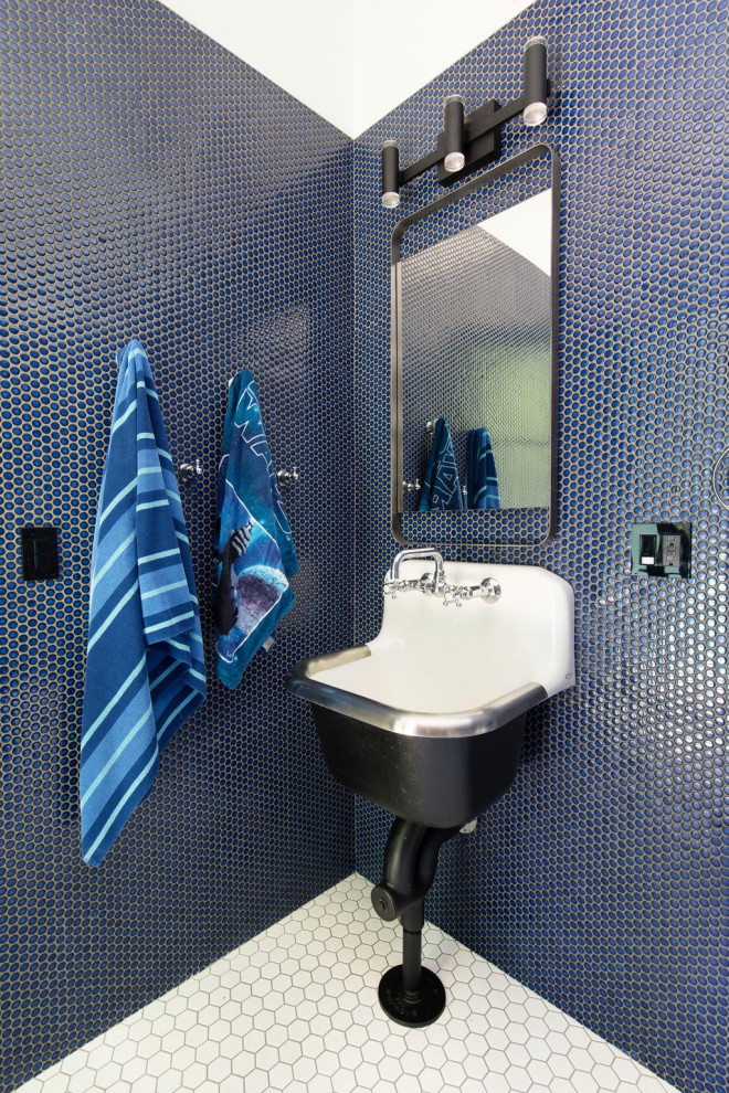 Idée de décoration pour une salle de bain tradition de taille moyenne avec des portes de placard noires, une douche à l'italienne, un carrelage bleu, un mur bleu, un sol blanc, aucune cabine, meuble simple vasque et meuble-lavabo suspendu.
