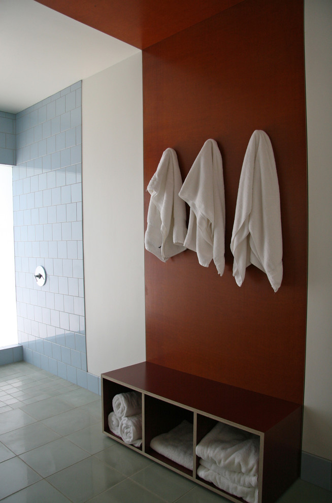 На фото: ванная комната в современном стиле с цементной плиткой и душем без бортиков