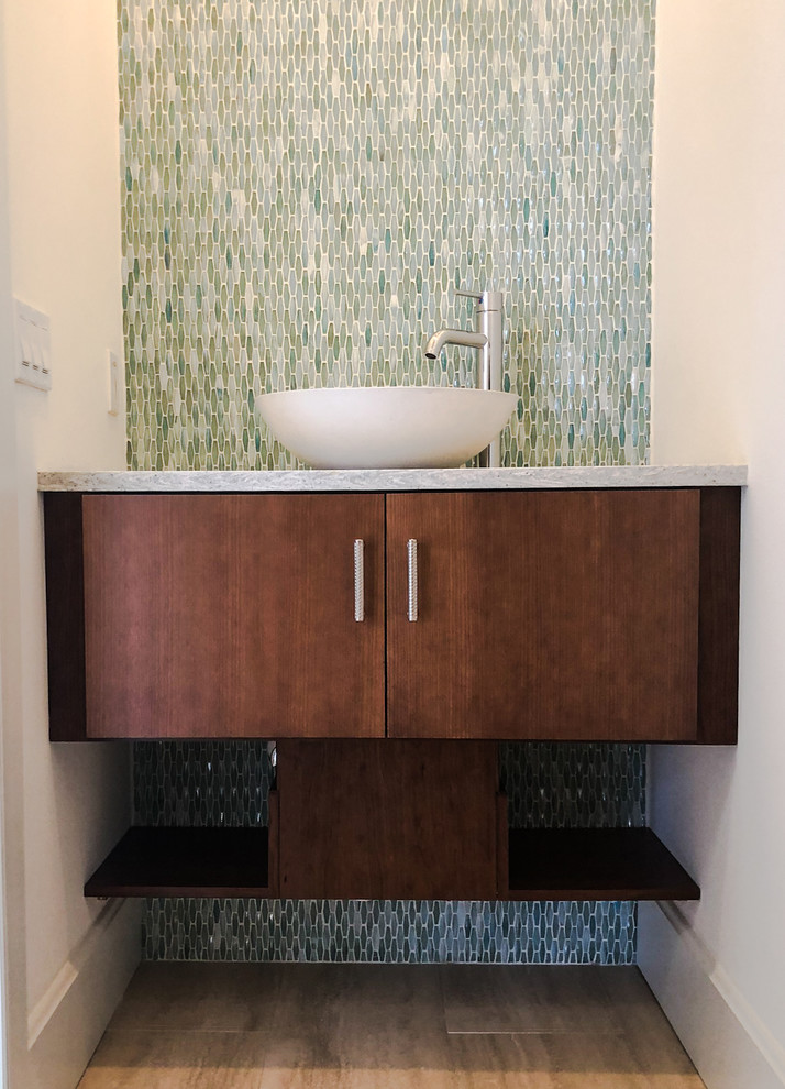Klassisk inredning av ett mellanstort grå grått badrum med dusch, med skåp i shakerstil, skåp i mörkt trä, mellanmörkt trägolv, ett fristående handfat, marmorbänkskiva, grön kakel, keramikplattor, beige väggar och beiget golv