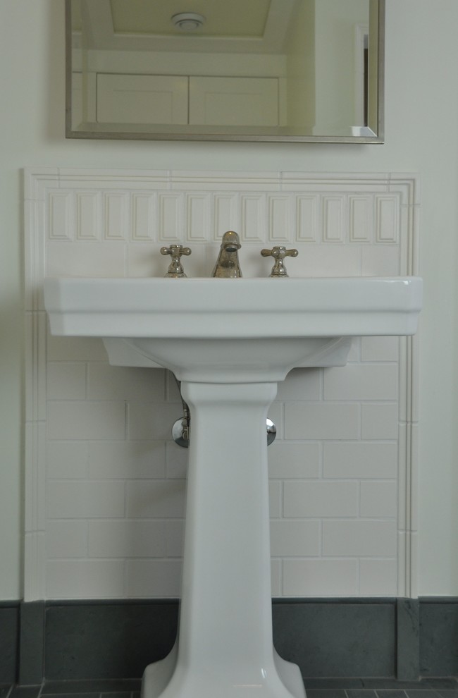 Inspiration för ett stort vintage en-suite badrum, med en dusch i en alkov, vit kakel, keramikplattor, vita väggar och ett piedestal handfat