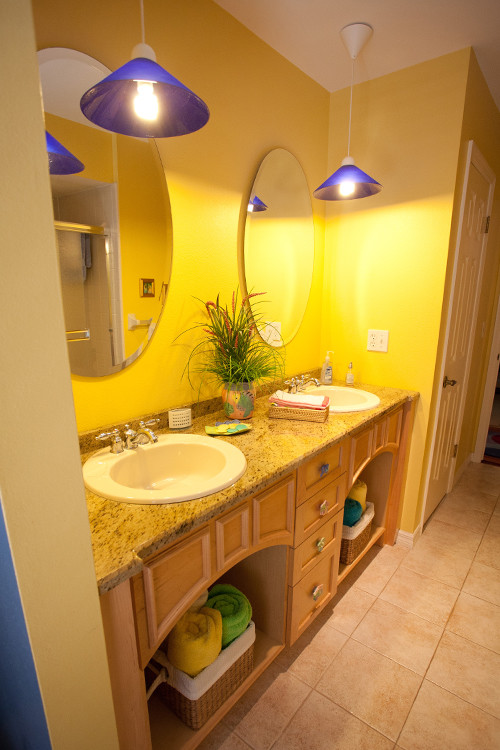Imagen de cuarto de baño exótico de tamaño medio con armarios abiertos, puertas de armario de madera clara, encimera de granito y suelo de baldosas de cerámica