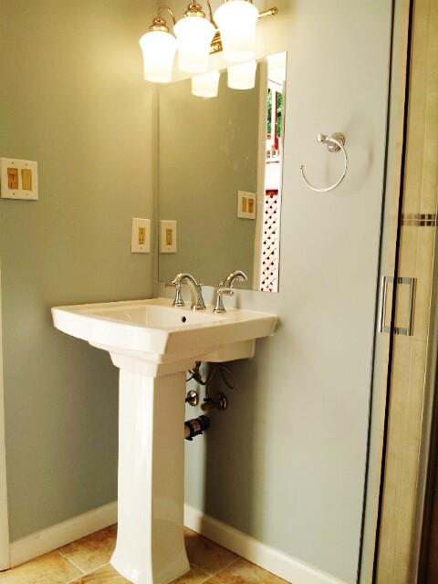 Идея дизайна: маленькая ванная комната в современном стиле с раковиной с пьедесталом, угловым душем, раздельным унитазом, бежевой плиткой, керамогранитной плиткой, синими стенами и полом из керамогранита для на участке и в саду