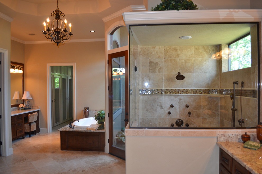Источник вдохновения для домашнего уюта: большая главная ванная комната в средиземноморском стиле с темными деревянными фасадами, угловым душем, бежевыми стенами, полом из фанеры и столешницей из гранита