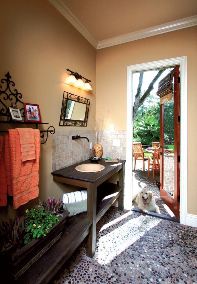 Immagine di una stanza da bagno classica con nessun'anta, ante in legno bruno, piastrelle beige e pavimento con piastrelle di ciottoli
